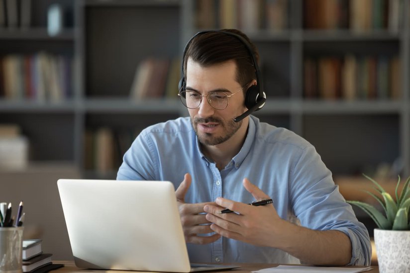 experienced employee coaching another employee virtually